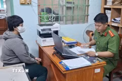 Công an phường Vĩnh Tế, tỉnh An Giang làm việc với chị O. (Ảnh: TTXVN phát)