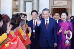 Tổng Bí thư, Chủ tịch nước Tô Lâm và Phu nhân gặp gỡ cộng đồng người Việt Nam tại Thái Lan. (Ảnh: Thống Nhất/TTXVN)