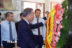 Tổng Bí thư, Chủ tịch nước Tô Lâm dâng hoa tưởng niệm Bác Hồ tại Khu Di tích Chủ tịch Hồ Chí Minh ở tỉnh Udon Thani. (Ảnh: Thống Nhất/ TTXVN)