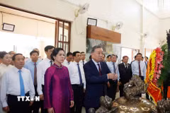 Tổng Bí thư, Chủ tịch nước Tô Lâm và Phu nhân cùng Đoàn đại biểu cấp cao Việt Nam dâng hương, dâng hoa tại Khu di tích Chủ tịch Hồ Chí Minh ở tỉnh Udon Thani (Thái Lan). (Ảnh: Thống Nhất/TTXVN)
