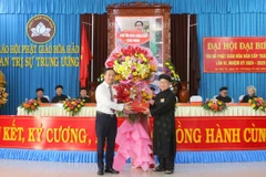 Ông Vũ Hoài Bắc, Trưởng Ban Tôn giáo Chính phủ (trái) tặng hoa và quà chúc mừng Đại hội đại biểu tín đồ Phật giáo Hòa Hảo cấp toàn đạo lần thứ 6, nhiệm kỳ 2024-2029 (Ảnh: Công Mạo/TTXVN)