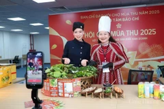 TikToker Ngọc Bambo và Nghệ nhân ẩm thực Nguyễn Thị Hồng Yến - Chủ nhà hàng Gỏi lá Yến Vi tại buổi livestream vào ngày 30/10. (Nguồn: Báo Công Thương)