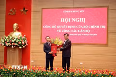 Đồng chí Nguyễn Duy Ngọc, Ủy viên Bộ Chính trị, Bí thư Trung ương Đảng, Trưởng ban Tổ chức Trung ương trao quyết định cho đồng chí Phạm Quang Ngọc, Bí thư Tỉnh ủy Hưng Yên, nhiệm kỳ 2025-2030. (Ảnh: Đinh Văn Nhiều/TTXVN)