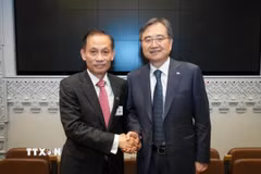 Bí thư Trung ương Đảng, Quyền Bộ trưởng Ngoại giao Việt Nam Lê Hoài Trung gặp Bộ trưởng Ngoại giao Hàn Quốc Cho Hyun. (Ảnh: TTXVN phát)
