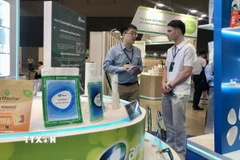 Giới thiệu sản phẩm tại chuỗi triển lãm quốc tế chuyên ngành công nghệ bao bì, đồ uống, nhựa và cao su. (Ảnh: Mỹ Phương/TTXVN)