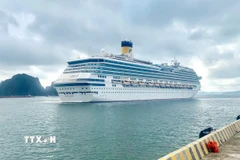 Tàu Costa Serena (Italy) ghé tham quan vịnh Hạ Long (Quảng Ninh). (Ảnh: TTXVN phát)