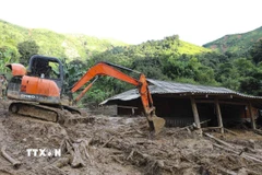 Máy xúc được huy động để khắc phục hậu quả lũ quét, sạt lở đất ở Điện Biên. (Ảnh: Xuân Tư/ TTXVN)