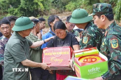 Phó Thủ tướng Trần Hồng Hà đến hiện trường chỉ đạo khắc phục hậu quả và trao quà, động viên người dân vùng lũ sớm ổn định cuộc sống. (Ảnh: Xuân Tư/TTXVN)