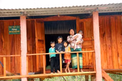 Người dân bản Dốc Mây (xã Trường Sơn, huyện Quảng Ninh, Quảng Bình) vui mừng đón Tết trong ngôi nhà mới Đại đoàn kết. (Ảnh: Tá Chuyên/TTXVN)