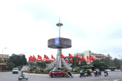 Bộ trưởng Bộ Xây Nguyễn Thanh Nghị dựng trao Quyết định công nhận thành phố Đông Hà là đô thị loại 2. (Ảnh: Thanh Thuỷ/TTXVN)