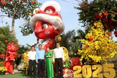 Độc đáo linh vật rắn tại phường Tương Bình Hiệp, thành phố Thủ Dầu Một, tỉnh Bình Dương. (Ảnh: Dương Chí Tưởng/TTXVN)