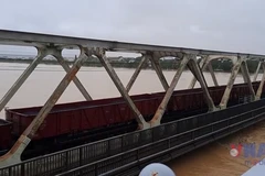 Huế: Gia tải mặt cầu đường sắt Bạch Hổ khi nước lũ dâng cao 