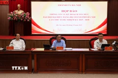 Các đồng chí lãnh đạo thành phố Hà Nội chủ trì họp báo. (Ảnh: Vũ Quang/TTXVN) 