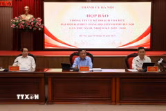 Các đồng chí lãnh đạo thành phố Hà Nội chủ trì họp báo. (Ảnh: Vũ Quang/TTXVN) 