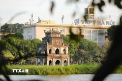 Tháp Rùa, Hồ Hoàn Kiếm ấm áp trong nắng chiều Đông. (Ảnh: Thanh Tùng/TTXVN)