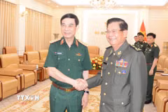 Phó Thủ tướng, Bộ trưởng Bộ Quốc phòng Phan Văn Giang tiếp Quốc vụ khanh Bộ Quốc phòng Campuchia Đại tướng Prak Sovanna. (Ảnh: TTXVN phát)