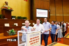 Lãnh đạo Quốc hội, cán bộ, nhân viên các cơ quan của Quốc hội tham gia Lễ ủng hộ đồng bào khắc phục hậu quả thiên tai, bão lũ. (Ảnh: Doãn Tấn/TTXVN)