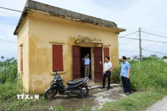 Lãnh đạo xã An Phú (Hải Phòng) kiểm tra các điếm canh đê. (Ảnh: Mạnh Tú/TTXVN)