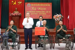 Tổng Bí thư Tô Lâm tặng quà cho thương bệnh binh. (Ảnh: Thống Nhất/TTXVN)