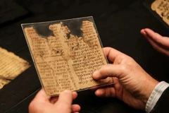 Một nhà nghiên cứu thuộc MiDRASH đang cầm trên tay bản thảo của một tác phẩm aggadic-midrashic gồm chú giải kinh Torah và kể lại các câu chuyện Kinh Thánh (Nguồn: Reuters)