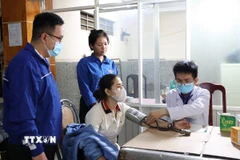 Các bác sỹ thành phố Hồ Chí Minh được tăng cường đến Khánh Hòa để khám bệnh cho người dân ở điểm số 6 Phan Bội Châu, phường Nha Trang. (Ảnh: Phan Sáu/TTXVN)