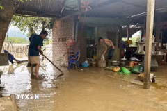 Sau khi nước rút, người dân Đắk Lắk tranh thủ dọn bùn, rác. (Ảnh: Nguyên Dung/TTXVN)