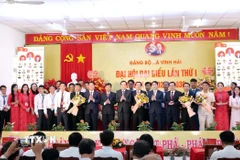 Ông Trần Lưu Quang, Bí thư Trung ương Đảng, Trưởng Ban Chính sách, chiến lược Trung ương chúc mừng Ban chấp hành Đảng bộ xã Vĩnh Hải ra mắt Đại hội. (Ảnh: Công Thử/TTXVN)