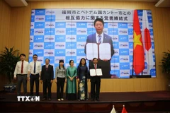 Lễ ký kết Bản ghi nhớ giữa Ủy ban Nhân dân thành phố Cần Thơ và Chính quyền thành phố Fukuoka (Nhật Bản). (Ảnh: Nguyễn Hằng/TTXVN)