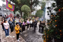 Người dân Hà Nội đi lễ đầu năm tại đền Quán Thánh sáng mùng 1 Tết Bính Ngọ. (Ảnh: Minh Đức/TTXVN)