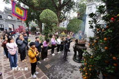 Người dân Hà Nội đi lễ đầu năm tại đền Quán Thánh sáng mùng 1 Tết Bính Ngọ. (Ảnh: Minh Đức/TTXVN)