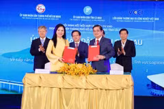 Bà Nguyễn Thị Thanh Bình, Phó Tổng Giám đốc T&T Group, ký biên bản ghi nhớ hợp tác với lãnh đạo Ủy ban Nhân dân tỉnh Cà Mau tại sự kiện. (Nguồn: Vietnam+)