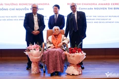 Lễ trao Giải thưởng Hòa bình Romesh Chandra cho bà Nguyễn Thị Bình. (Nguồn: Báo Vietnamnet)