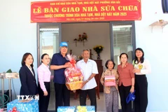 Lãnh đạo Ủy ban Mặt trận Tổ quốc Việt Nam tỉnh Ninh Thuận dự bàn giao nhà xây mới và tặng quà cho người dân ở phường Văn Hải, thành phố Phan Rang-Tháp Chàm. (Ảnh: Công Thử/TTXVN)