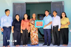 Chủ tịch Ủy ban Nhân dân tỉnh Ninh Thuận Trần Quốc Nam tặng quà và trao nhà xây mới cho người dân ở xã Bắc Sơn, huyện Thuận Bắc. (Ảnh: Công Thử/TTXVN)