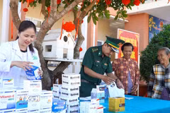 Đồn Biên phòng Phú Mỹ tổ chức khám bệnh cấp phát thuốc miễn phí cho người dân vùng biên nhân kỷ niệm 67 năm Ngày truyền thống Bộ đội Biên phòng. (Ảnh: Văn Sĩ/TTXVN)