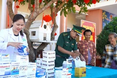 Đồn Biên phòng Phú Mỹ tổ chức khám bệnh cấp phát thuốc miễn phí cho người dân vùng biên nhân kỷ niệm 67 năm Ngày truyền thống Bộ đội Biên phòng. (Ảnh: Văn Sĩ/TTXVN)