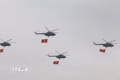 Buổi tổng hợp luyện có sự tham dự của 10 trực thăng Mi-8 và Mi-17 kéo cờ Đảng và cờ Tổ quốc bay trên bầu trời Đồng Nai. (Ảnh: Sỹ Tuyên/TTXVN)