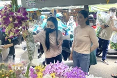 Thị trường hoa và quà tặng 20/10 tại Thành phố Hồ Chí Minh bắt đầu sôi động trước lễ. (Ảnh: Hương Giang/TTXVN)