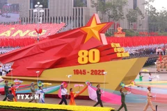 Xe mô hình biểu tượng 80 năm Ngày Cách mạng tháng Tám và Quốc khánh nước CHXHCN Việt Nam. (Ảnh: Văn Điệp/TTXVN)