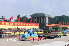 Khối Doanh nhân Việt Nam diễu qua Lễ đài. (Ảnh: Phạm Kiên/TTXVN)