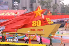 Xe mô hình biểu tượng 80 năm Ngày Cách mạng tháng Tám và Quốc khánh nước CHXHCN Việt Nam. (Ảnh: Văn Điệp/TTXVN)