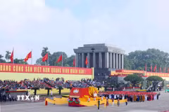 Khối Mặt trận Tổ quốc Việt Nam diễu qua Lễ đài. (Ảnh: Phạm Kiên/TTXVN)