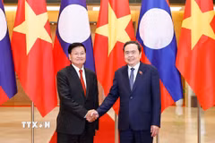 Chủ tịch Quốc hội Trần Thanh Mẫn đón Tổng Bí thư, Chủ tịch nước Lào Thongloun Sisoulith. (Ảnh: Doãn Tấn/ TTXVN)