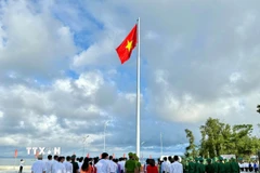 Quang cảnh Lễ thượng cờ trên đảo Cô Tô. (Ảnh: TTXVN phát)