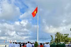 Quang cảnh Lễ thượng cờ trên đảo Cô Tô. (Ảnh: TTXVN phát)