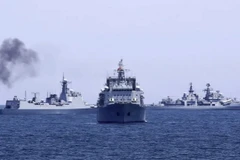 Tàu hải quân của Trung Quốc và Nga. [Nguồn: China Daily/Reuters)