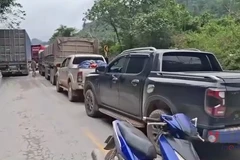 Đường lên Cửa khẩu Quốc tế Cha Lo bị tắc sau vụ tai nạn giữa 2 xe container