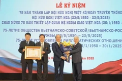 Thay mặt lãnh đạo Đảng, Nhà nước, đồng chí Đỗ Văn Chiến, Ủy viên Bộ Chính trị, Bí thư Trung ương Đảng, Chủ tịch Ủy ban Trung ương Mặt trận Tổ quốc Việt Nam trao Bằng khen của Thủ tướng Chính phủ cho Hội Hữu nghị Việt Nam-Liên Bang Nga. (Nguồn: Báo Chính phủ)