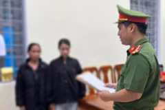 Hai phụ nữ bị khởi tố vì cản trở xe chở thiết bị điện gió. (Nguồn: Công an tỉnh Quảng Trị)