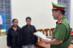 Hai phụ nữ bị khởi tố vì cản trở xe chở thiết bị điện gió. (Nguồn: Công an tỉnh Quảng Trị)